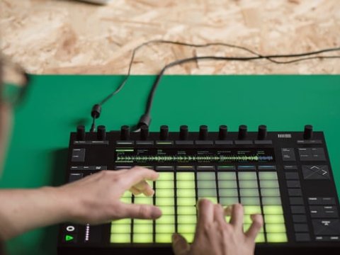 Kasıb məktəbdəki qeyri-adi musiqi tədrisi – Şagirdlər belə formalaşdırılır