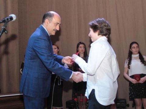 Nazir məzunlara şəhadətnamə verdi - FOTO   