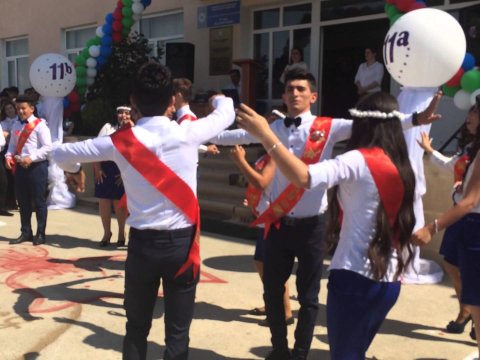 Ara mahnıların, standart “ssenari”nin öldürdüyü  “Son zəng” tədbirləri – “Vəziyyət hamısında demək olar, eynidir”  