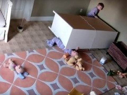 Şamaxıda məktəblinin üzərinə şkaf aşdı