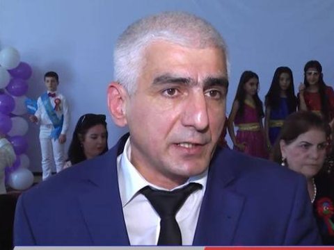 Bakıda məktəb direktoru şagirdlərə məcburi Fəxri Fərman və diplom satır - 5 MANATA