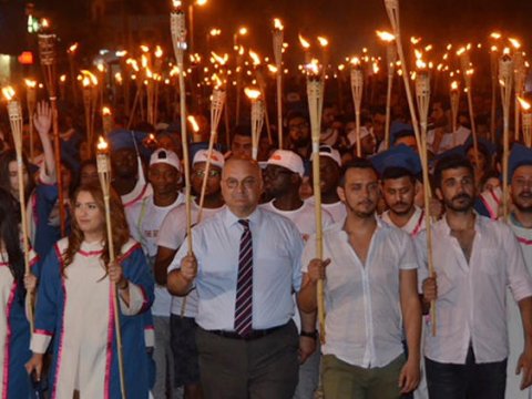 Bu universitetin məzun günündə tələbələr əllərində məşəllərlə yürüş keçirib
