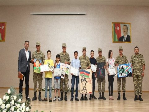 AzEdu.az-ın rəsm müsabiqəsinin məktəbli qalibləri əsgərlərlə görüşdülər -FOTOLAR
