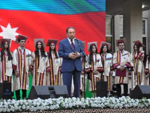 100 yaşlı universiteti 5000 məzun bitirdi