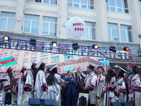 100 yaşlı universitetin məzun günündən FOTOLAR