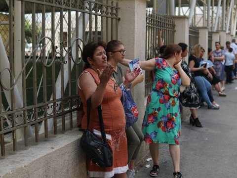 Övladları imtahanda, özləri həyəcanda olan valideynlər - FOTOLAR