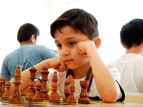 Şahmatda rəqib tanımayan məktəbli  