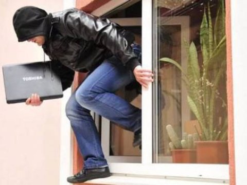  Məktəbin kompüter və printerini oğurladılar 