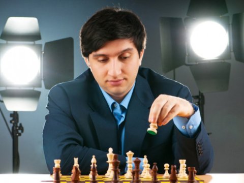 Nişanlısına mahnı səsləndirmək üçün pianino çalmağı öyrənən böyük şahmatçı – Vüqar Həşimovun anım günü   