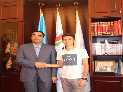 “Seçdiyim ixtisasın parlaq gələcəyi var” – 700 bal toplayan abituriyent