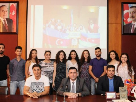 Rektor İspaniyadan qayıdan “Gənclik” ansamblının nümayəndələri ilə görüşüb  