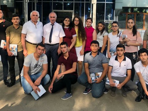 Deputat yüksək bal toplayan abituriyentlərlə görüşdü - FOTO    