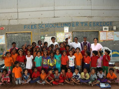 Körpünün altında dərs keçən müəllim – 300 şagirdin oxuduğu məktəbin hekayəsi