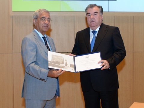 Tacikistan Prezidentinə ADA Universitetinin fəxri doktoru diplomu təqdim edilib - FOTO