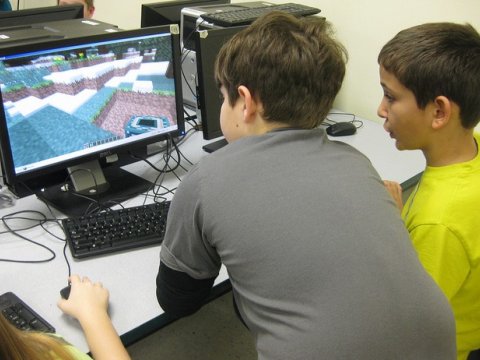 Valideynlər diqqətli olsunlar - Kompüter oyunları uşaqların həyatı üçün təhlükəli ola bilər