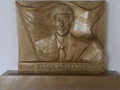 Müəllim Qarabağda şəhid olan şagirdinə abidə qoydu – FOTO