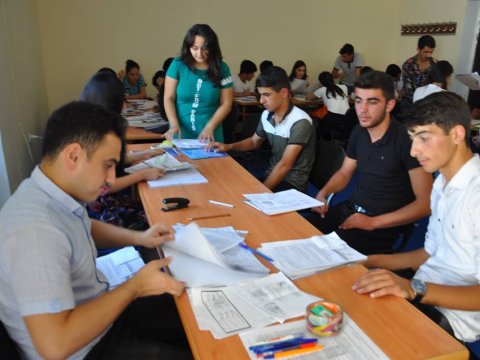 Universitetə qeydiyyatın yaratdığı çətinliklər – Valideyn və tələbələrin əziyyəti, “online nigaranlığı”  