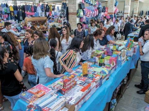 Naxçıvanda məktəbli yarmarkası keçirilir  