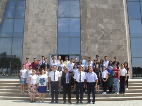 Bilik Fondu Neftçalada yüksək bal toplayan tələbələrlə görüş keçirib  