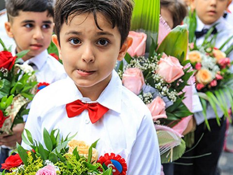 İlk dərs günündə müəllimlərə verilən güllərə üsyan – “Əvəzində kitab alın”  