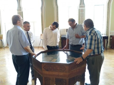 İsrailli alimlər Əlyazmalar İnstitutunda qorunan tibbə dair qədim ərəbdilli əlyazmalarla maraqlanırlar