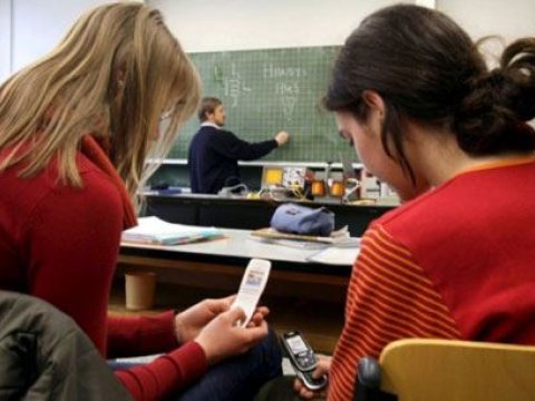 Azərbaycanda orta məktəblərdə mobil telefonlar qadağan oluna bilər - Yeni qanuna əsasən..