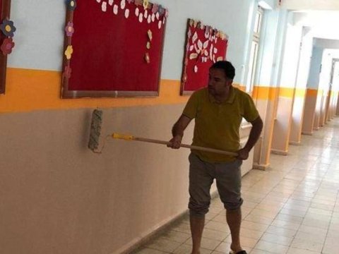 Əlində fırça məktəbi boyadı- Nümunəvi direktor