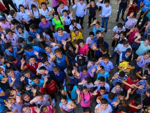  Muskie və TEA proqramlarının məzunları məcburi köçkün uşaqlara dərs deyir   