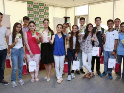 Rektora topladığım balı dedim, mənlə şəkil çəkdirdi –700 bal toplayan tələbələrin xatirələri