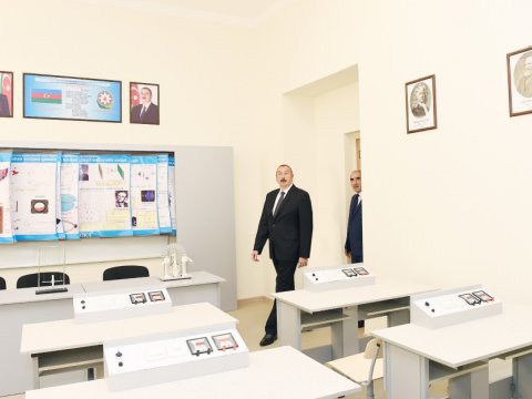 İlham Əliyev 2 nömrəli texniki-humanitar liseydə yaradılan şəraitlə tanış olub - FOTOLAR