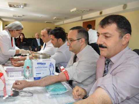 Müəllimlər qan verdi
