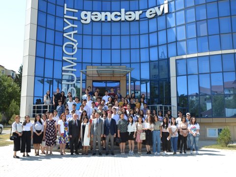 Azərbaycanda ilk: Deputat aşağı bal toplayan tələbələrlə görüşdü