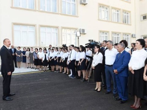 Prezident müəllimlərlə söhbət etdi: “Vətəndaşlara müraciət etmək istəyirəm”