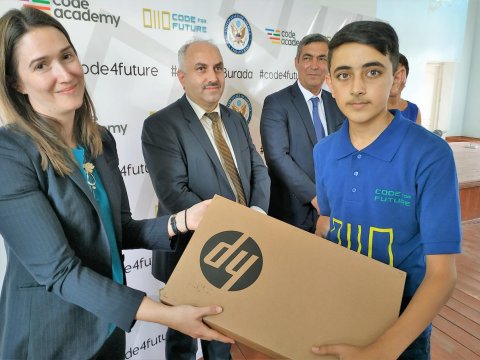 ABŞ səfirliyi məcburi köçkün uşaqlar üçün kompüter kodlaşdırma kurslarına dəstək verib