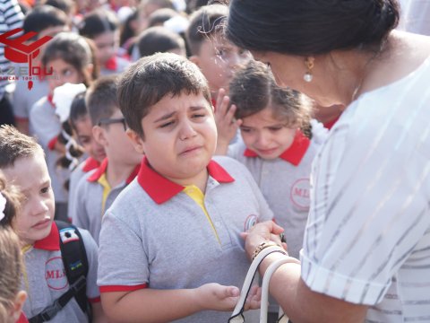 İlk zəngi salamlayan göz yaşları, \
