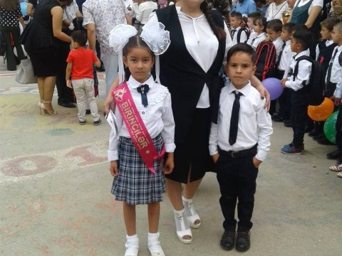 İbtidai sinif müəlliminin “Bilik günü” təəssüratı – “İki şagirdim ağlayıb, valideynlərinin əllərini buraxmırdılar”