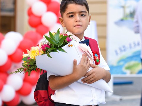 Dərsə gedən bir uşaq... - Məktəbə getmək istəməyən uşaqla necə rəftar etməli?