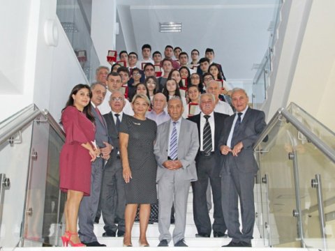 Alimlər ali məktəblərə qəbul imtahanlarında 700 bal toplamış abituriyentlərlə görüşdülər