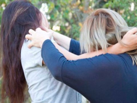 Azərbaycanda məktəbdə biabırçılıq - Direktorla müəllimlər arasında dava düşdü (VİDEO)