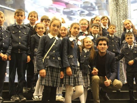 Ucqar kənddə birincilərə dərs deyən kişi müəllim – “Bunu edən kimi, ağlayan uşaqlar sakitləşirlər”