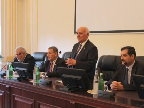 Türkiyəli alim tarix institutunda