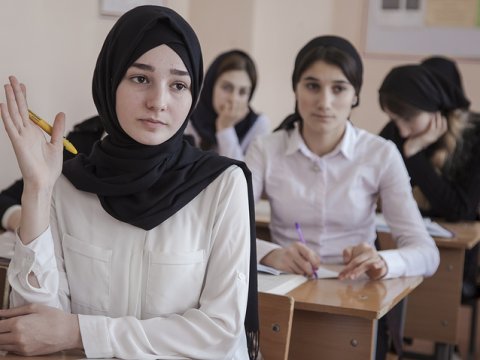 “Dini mərasimlər etiqad azadlığıdır, amma dərs, bilik ilk öhdəlik olmalıdır” – Şagirdlər məktəbdən yayınırmı?