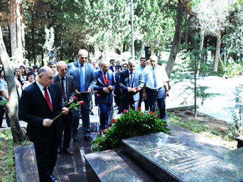 İnformasiya Texnologiyaları İnstitutunun kollektivi Lütfi Zadənin qəbirüstü abidəsini ziyarət etdi
