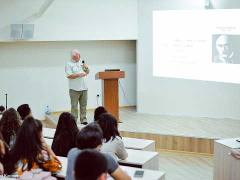Şotlandiyalı tədqiqatçı Qərbi Kaspi Universitetində mühazirə dedi