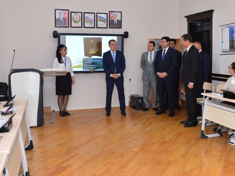 Təhsil naziri “Rəqəmsal bacarıqlar” pilot layihəsi çərçivəsində keçirilən dərslərlə tanış olub  