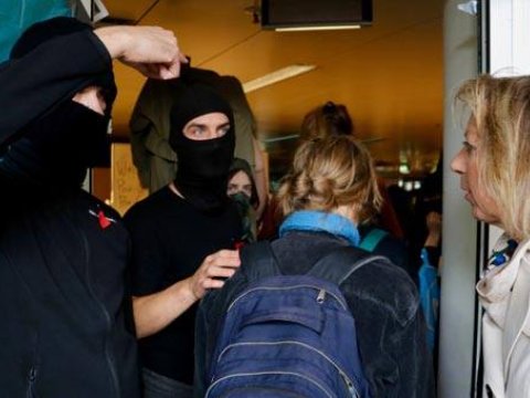 Tələbələr universitet binasını işğal ediblər