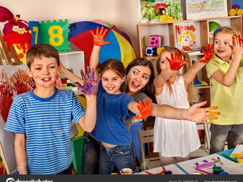 “Uşaqlara evdə  şərait yaradın, stol-şkafları cızıb, sevgililərinin adlarını yazsınlar” – Məktəb direktoru