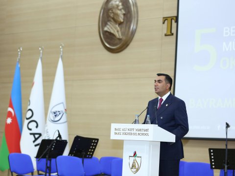 Bakı Ali Neft Məktəbində “Beynəlxalq Müəllimlər Günü” keçirildi