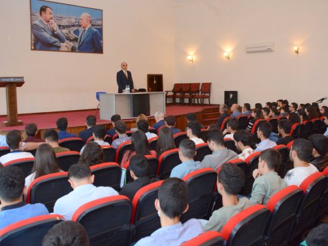UNEC rektoru yeni qəbul olan tələbələrlə görüş keçirdi
