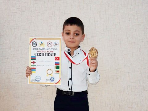 I sinif şagirdi kikboksinq üzrə qızıl medal qazandı